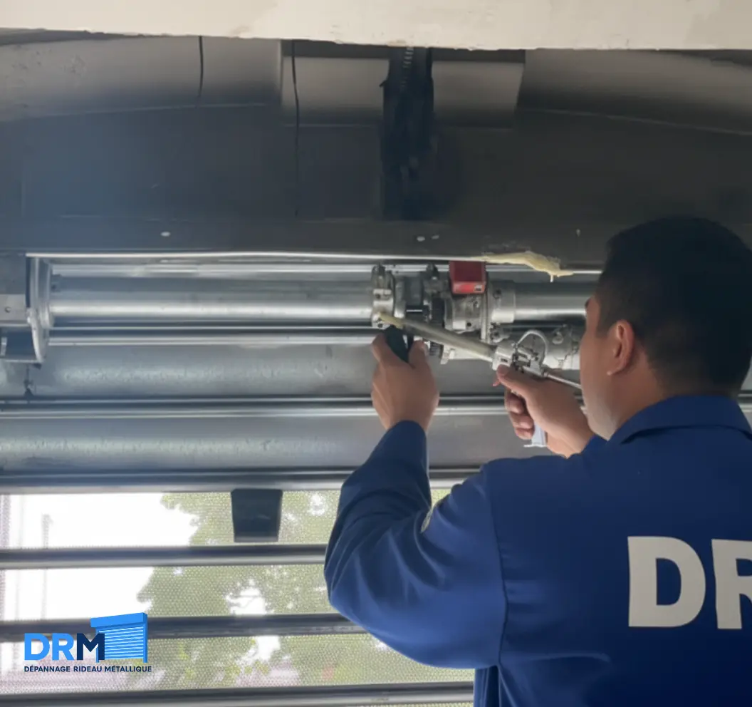 Entretien fermeture métallique - DRM Lyon Entretien fermeture métallique - Contrats d'entretien préventif dans la Métropole de Lyon : visites programmées pour éviter les pannes. - DRM Lyon