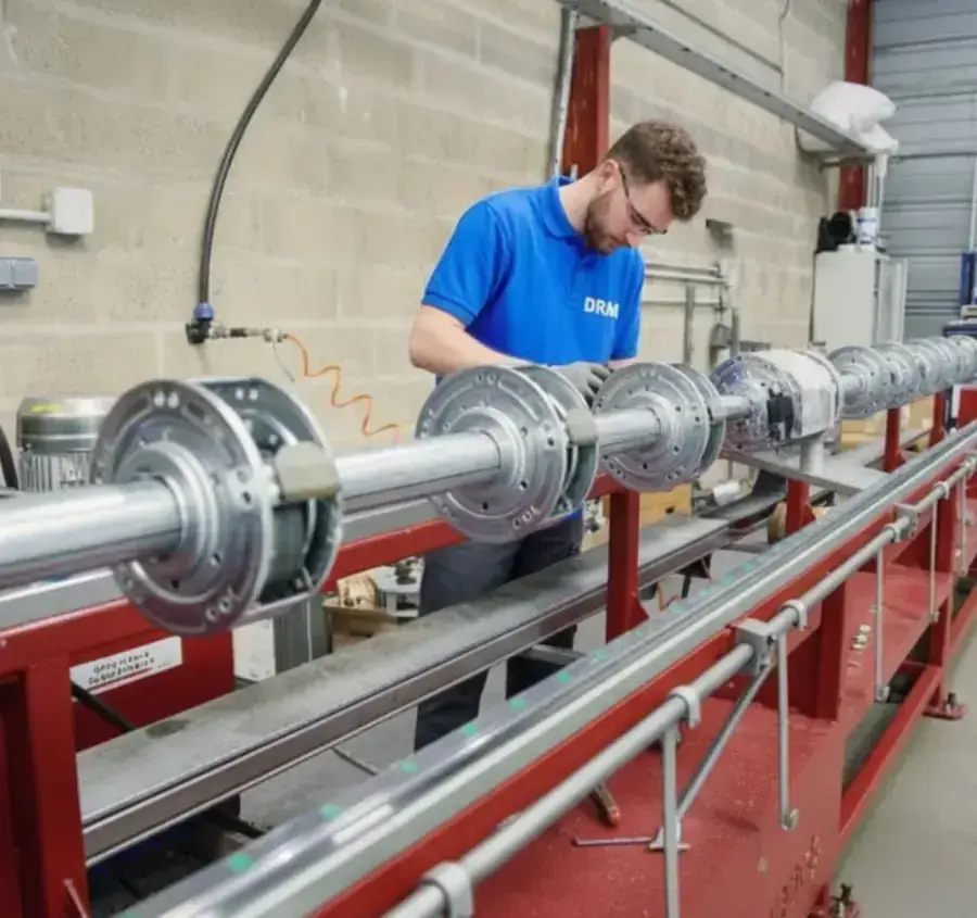 Fabrication atelier français - DRM Lyon Fabrication atelier français - Rideaux sur mesure fabriqués en France : finitions RAL et grilles adaptées aux commerces lyonnais. - DRM Lyon